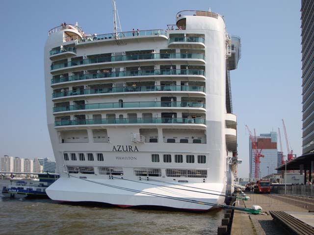 Cruiseschip ms Azura aan de Cruise Terminal Rotterdam